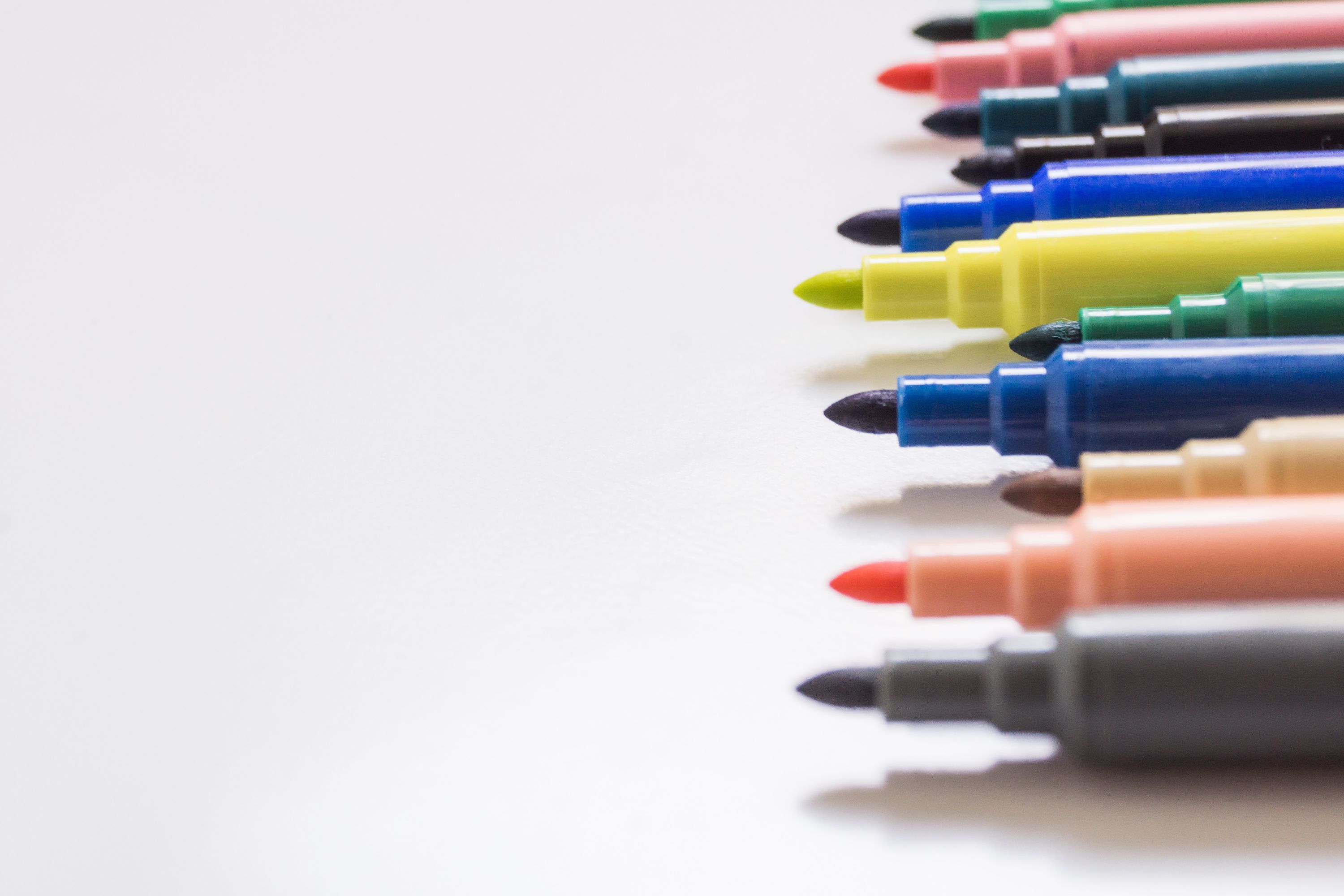Alcohol Markers vs. Acrylic Markers: Which One Is Taking Over in 2026?